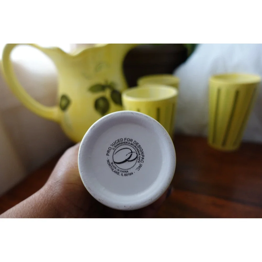 Vintage Lemonade Pitcher with Pouring lid and 4 matching tumblers‎